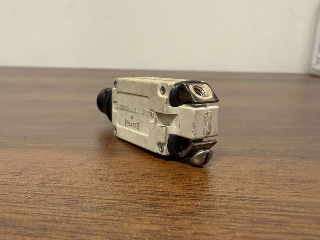 Klixon 7277-2-10 Push-Pull Circuit Breaker 10 Amp – As Removed